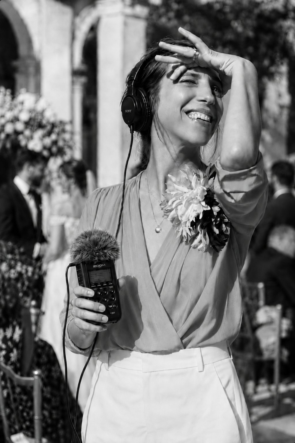 Charlotte Hess, créatrice de chroniques sonores de mariage, enregistre les voix au micro