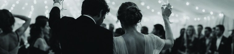 Ambiance de fête de mariage sur la piste de danse, captée en son